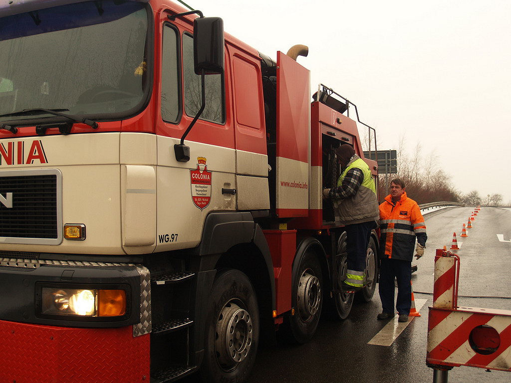 LKW Anhaenger umgekippt Koeln Niehl Geestemuenderstr Industriestr P36.JPG